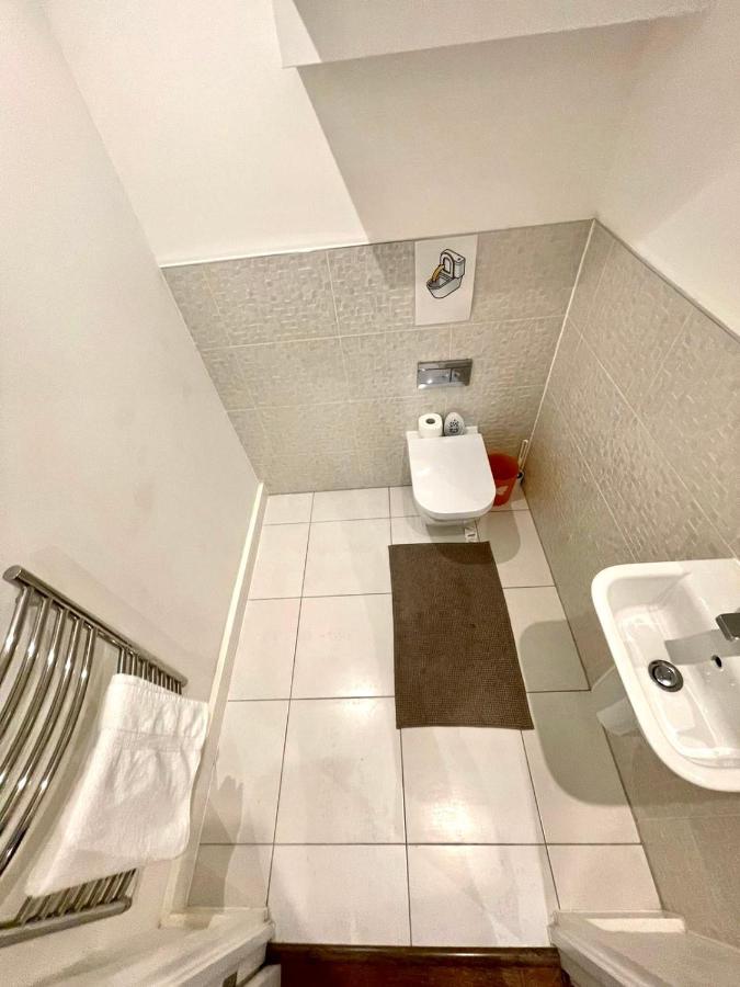 London Stratford Luxury House, 5 Minutes Walk Station, Westfield, 3 Bedrooms 3 Bathrooms, Reception, Garden, Parking Exterior photo