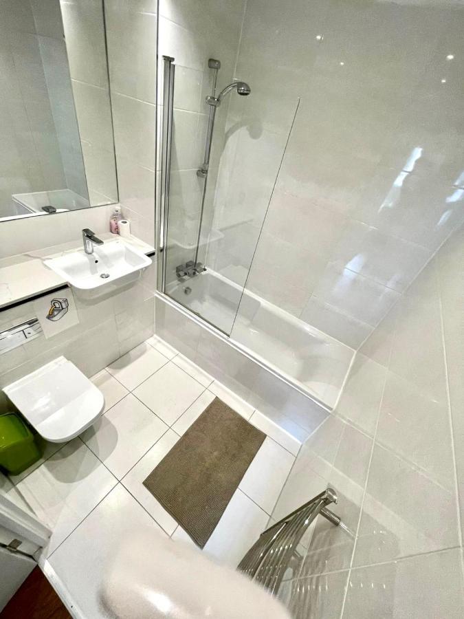London Stratford Luxury House, 5 Minutes Walk Station, Westfield, 3 Bedrooms 3 Bathrooms, Reception, Garden, Parking Exterior photo