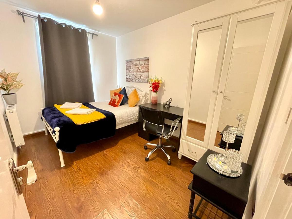 London Stratford Luxury House, 5 Minutes Walk Station, Westfield, 3 Bedrooms 3 Bathrooms, Reception, Garden, Parking Exterior photo