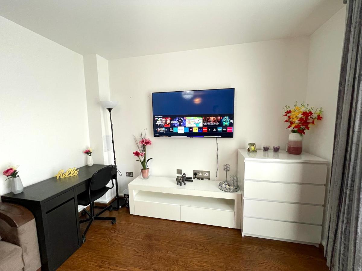 London Stratford Luxury House, 5 Minutes Walk Station, Westfield, 3 Bedrooms 3 Bathrooms, Reception, Garden, Parking Exterior photo