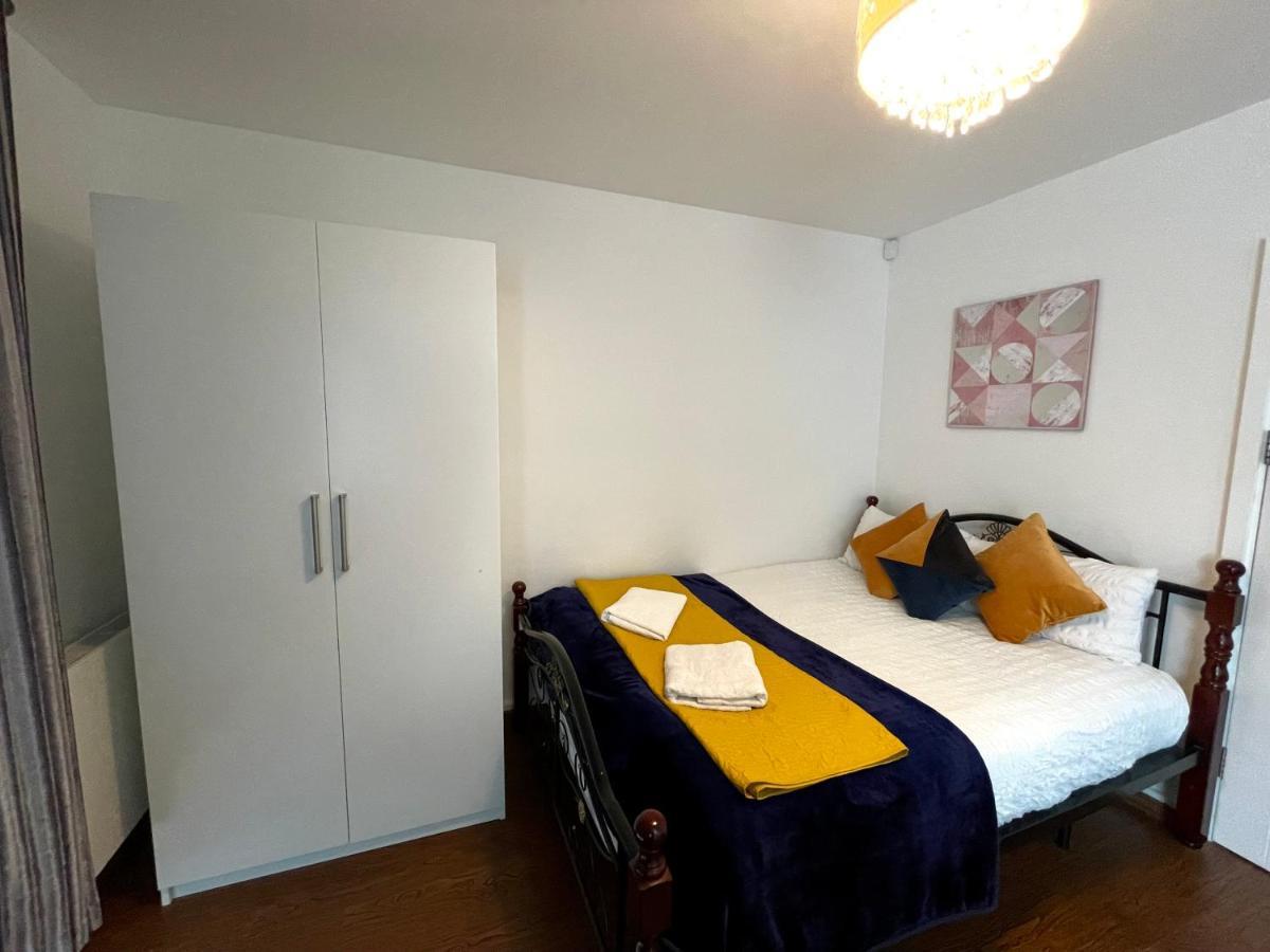 London Stratford Luxury House, 5 Minutes Walk Station, Westfield, 3 Bedrooms 3 Bathrooms, Reception, Garden, Parking Exterior photo