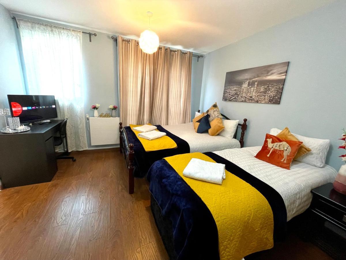 London Stratford Luxury House, 5 Minutes Walk Station, Westfield, 3 Bedrooms 3 Bathrooms, Reception, Garden, Parking Exterior photo