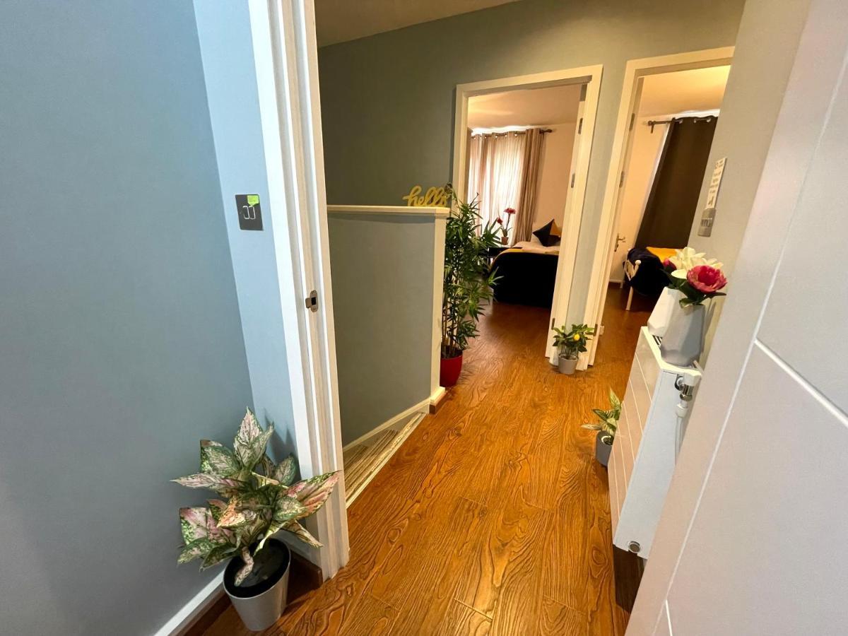 London Stratford Luxury House, 5 Minutes Walk Station, Westfield, 3 Bedrooms 3 Bathrooms, Reception, Garden, Parking Exterior photo