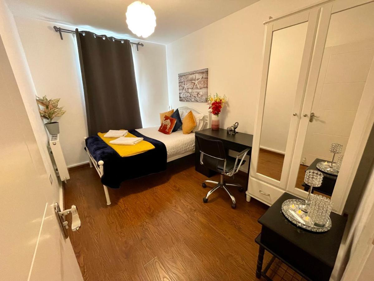 London Stratford Luxury House, 5 Minutes Walk Station, Westfield, 3 Bedrooms 3 Bathrooms, Reception, Garden, Parking Exterior photo