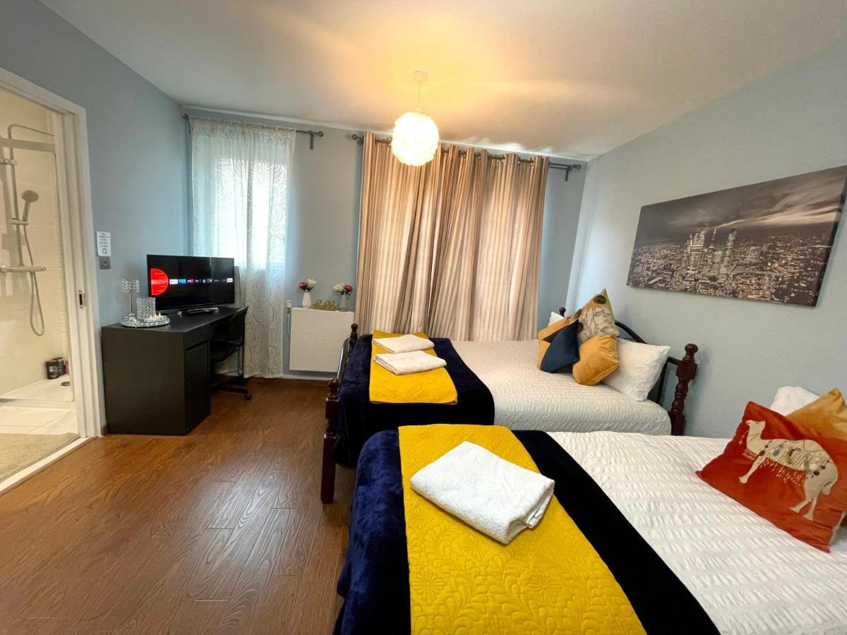 London Stratford Luxury House, 5 Minutes Walk Station, Westfield, 3 Bedrooms 3 Bathrooms, Reception, Garden, Parking Exterior photo