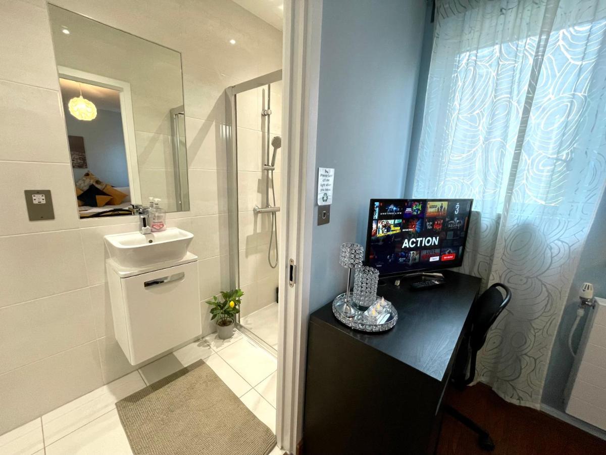 London Stratford Luxury House, 5 Minutes Walk Station, Westfield, 3 Bedrooms 3 Bathrooms, Reception, Garden, Parking Exterior photo