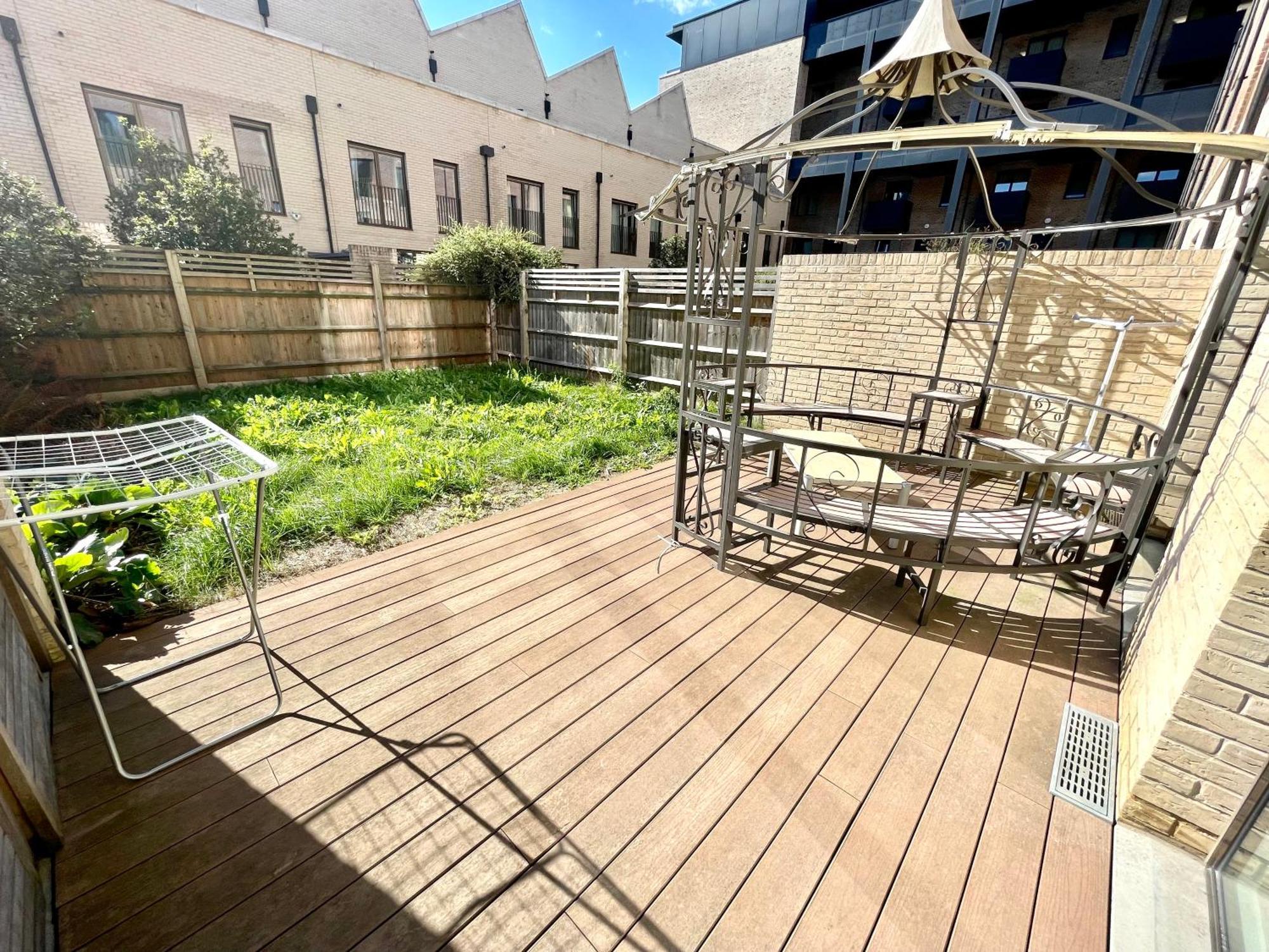 London Stratford Luxury House, 5 Minutes Walk Station, Westfield, 3 Bedrooms 3 Bathrooms, Reception, Garden, Parking Exterior photo